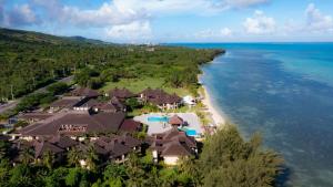 塞班Aqua Resort Club Saipan的海滩上的度假村的空中景致