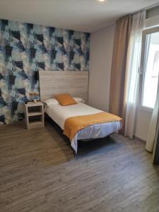 皮诺斯赫尼尔杜求斯酒店的一间卧室设有一张床和一个窗口