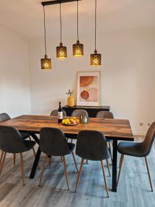 卡斯卡伊斯Villa dos castanheiros的一间带木桌和椅子的用餐室