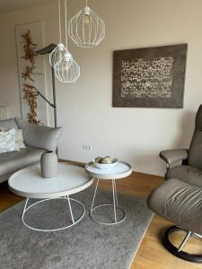 瓦尔内明德Apartments in Warnemuende的客厅配有沙发和桌子