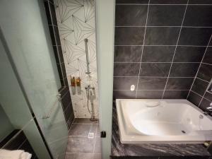中坜宾利酒店的一间带浴缸和淋浴的浴室