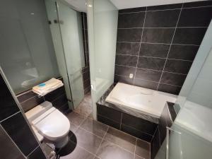 中坜宾利酒店的浴室配有卫生间、盥洗盆和淋浴。