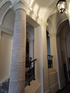 布达佩斯Andrassy Boulevard的楼梯楼里的柱子
