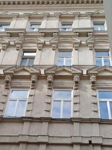 布达佩斯Andrassy Boulevard的一面有窗户的高楼