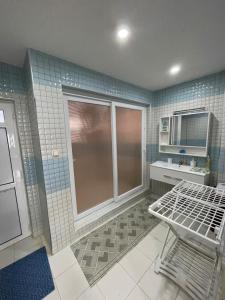 Mostaganembel appart mosta的带淋浴和盥洗盆的小浴室