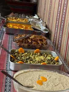 瓦迪拉姆Wadi Rum Magic Camp的桌上的一堆食物托盘