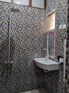 Stone TownFlamingo Guest House ZNZ的一间带水槽和镜子的浴室