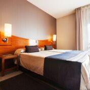 格拉诺列尔斯格拉诺列尔斯酒店的酒店客房设有床和窗户。