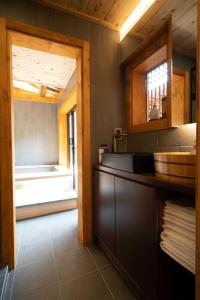 首尔Luxury hanok with private bathtub - SW02的一间带水槽的浴室和窗户。