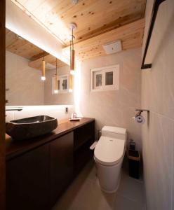 首尔Luxury hanok with private bathtub - SW02的浴室配有白色卫生间和盥洗盆。