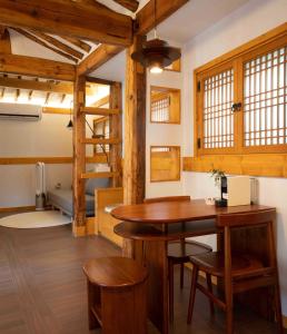 首尔Luxury hanok with private bathtub - SW02的客房设有桌椅和一张双层床。