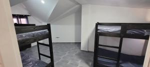 TigzirtImmeuble Thala Duplex 135 m²的一间客房内配有两张双层床的房间