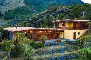 PakawauWhare Aroha: Retreat to Wellness的一座大房子,背景是一座山