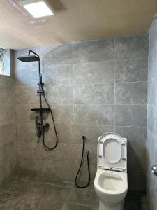 古晋赛拉达旅馆的一间带卫生间和淋浴的浴室