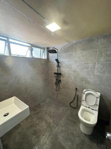 古晋赛拉达旅馆的一间带卫生间和水槽的浴室