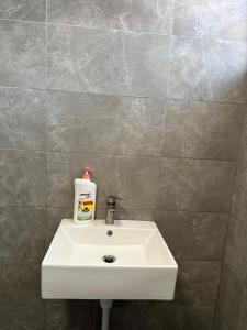 古晋赛拉达旅馆的浴室水槽和一瓶肥皂