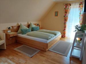 绍萨尔地区基策克Ferienwohnung Stoff的一间卧室配有一张带蓝色枕头的床