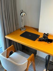 伊斯兰堡The Avenue Hotel的一张桌子,上面有一台笔记本电脑和摄像机