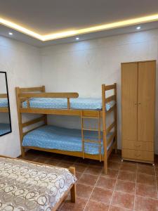 蒂瓦特INO Apartments的客房设有两张双层床和一张床。