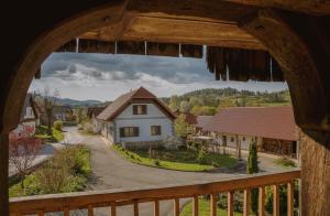 ZagradecHouse of Culture and Nature - Hiša Kulture in Nature的从房子的窗户欣赏美景