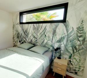 索尔特奥瑟戈尔Brand new surf lodge at the end of golf的一间卧室配有一张床和一个带壁画的窗户。