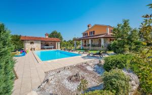 内德斯奇纳Ferienhaus mit Privatpool für 8 Personen ca 200 qm in Vrecari, Istrien Ostküste von Istrien的一座带游泳池和房子的庄园