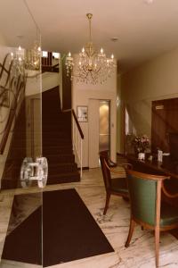 巴登-巴登Hotel Beek by Anna的一间带楼梯和吊灯的客厅
