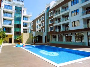 普里莫尔斯科Apartments Stamopolu Lux with pool view的大楼前的游泳池