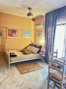 希俄斯Chios Cozy studio Island Getaway的一间卧室设有一张大床和一个窗户。