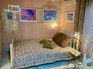 希俄斯Chios Cozy studio Island Getaway的一间卧室配有一张带两个枕头的床