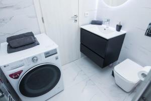 雅典Brand new apt in Zografou的一间带洗衣机和水槽的浴室