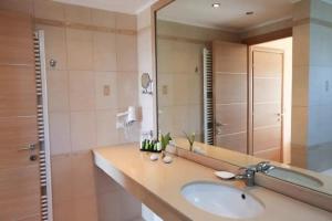 特劳洛斯Luxury Villa Nefeli w Private Pool In Skiathos的一间带水槽和大镜子的浴室