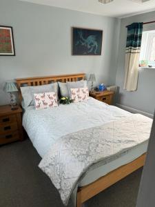 StawellIvy Cottage的一间卧室配有一张带枕头的大床