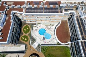 科沃布热格Baltini Premium Apartament Polanki Aqua的享有带游泳池的大楼的顶部景致