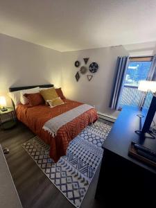 布雷肯里奇French Street Retreat Walk Everywhere的一间卧室配有一张床、一张书桌和一个窗户。