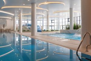 科沃布热格Baltini Premium Apartament Polanki Aqua的游泳池,位于带游泳池的建筑内