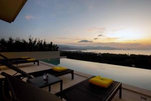 曾蒙海滩Sunset Estates - Samui Luxury Villas的一个带游泳池的海景庭院