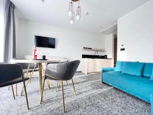 科沃布热格SILVER BALTIC的客厅配有蓝色的沙发和桌子
