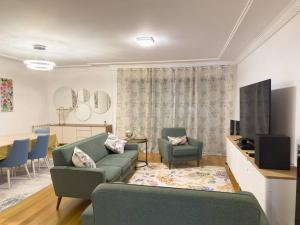 里斯本Luxury Apartments in Expo的客厅配有沙发和两把椅子