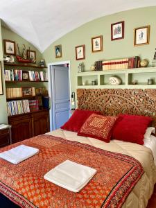 MondragonDomaine du Commandeur的一间卧室配有一张带红色枕头的大床