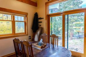 蓝河Tranquil 3BR Home Access To Trails and Mtn Views的一间带桌椅和窗户的用餐室