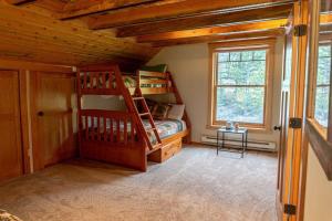 蓝河Tranquil 3BR Home Access To Trails and Mtn Views的一间卧室配有双层床和窗户。