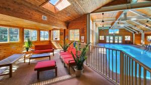 狄龙1BR Rustic Retreat Near Trails and Slopes的一个带游泳池和红色椅子的房间