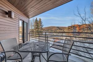 帕克城Steps From Ski Lift Garage Parking Included的设有一个配有桌椅并享有美景的阳台。