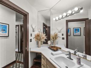 帕克城Gorgeous 1BR Steps From Lifts with Private Hot Tub的一间带水槽和镜子的浴室