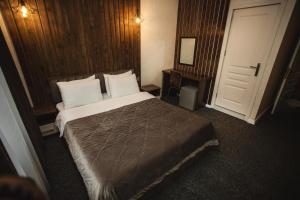 巴库Moss Art Boutique Hotel的一间酒店客房,设有一张床和一扇门