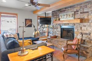 帕克城3BR Townhome Incredible Location的带沙发和壁炉的客厅