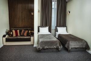 巴库Moss Art Boutique Hotel的酒店客房,设有两张床和一张沙发