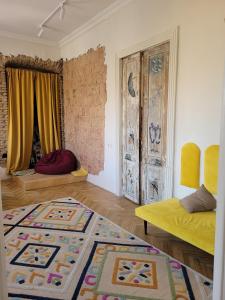 第比利斯Friends Hostel的一间设有两张床的客房,地板上铺有地毯。