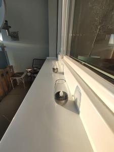 格拉茨Wohnung Graz zentrale Lage的窗边的白色桌子上放着两个碗